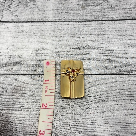 Vintage/retro gold tone gift wrap brooch statement signed - Picture 6 of 6